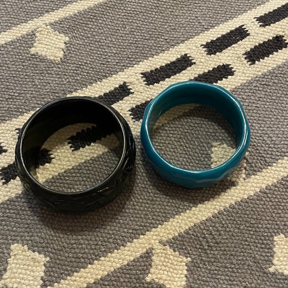 🌻2 for $15🌻 Blue Lucite Bangle Set - Picture 3 of 3